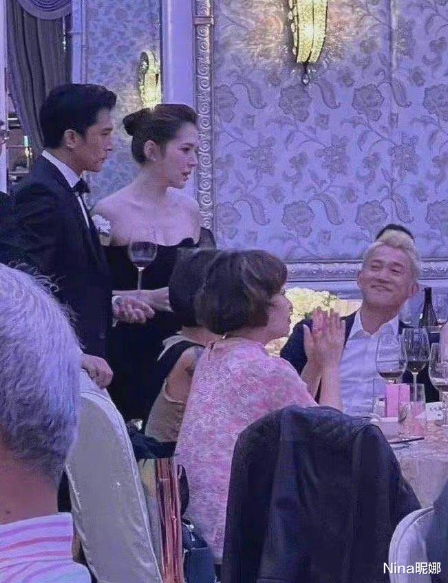 杨幂|许玮甯夫妇婚后首次合体露面,陪老公敬酒像主角,穿黑裙抢新娘风头