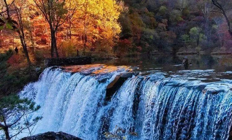 本溪|挖到秋色绝美东北小城,枫叶秒杀京都,还有复古火车和温泉