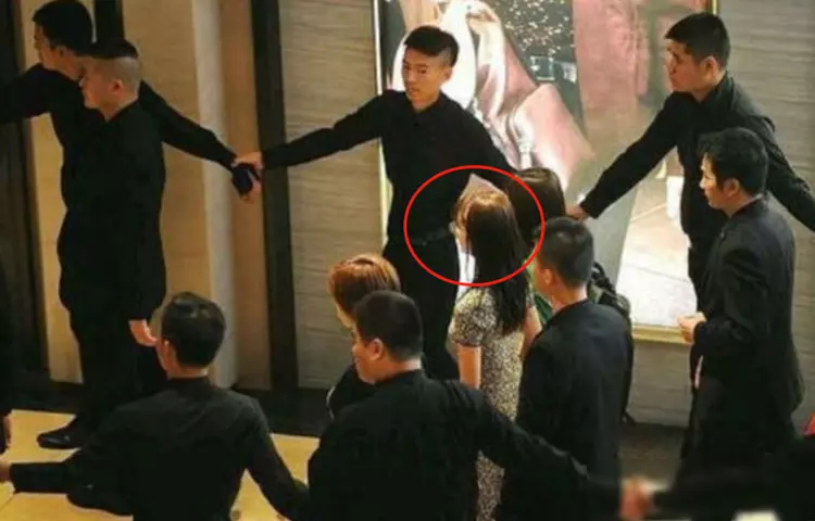 央视|出门6个助理30个保镖，被央视公开点名后，她仍是“屡教不改”