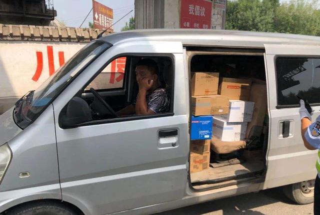 一男子开车拉6箱牛奶被查,C1驾照被扣3分罚款500,交警:做错了