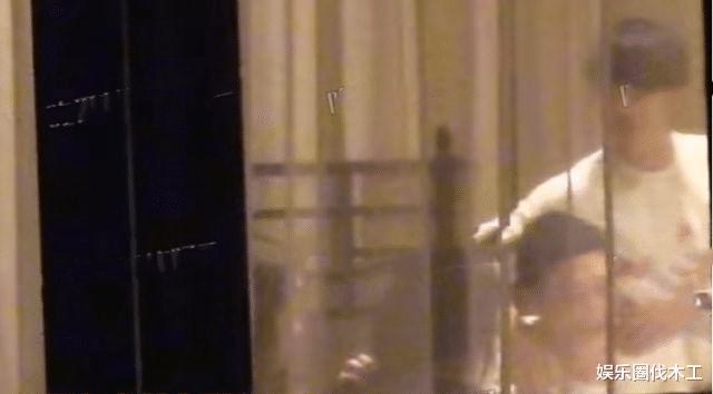 周深|《向往的生活》成员被拍，何炅细节戳人，网友：张艺兴对妹妹太好