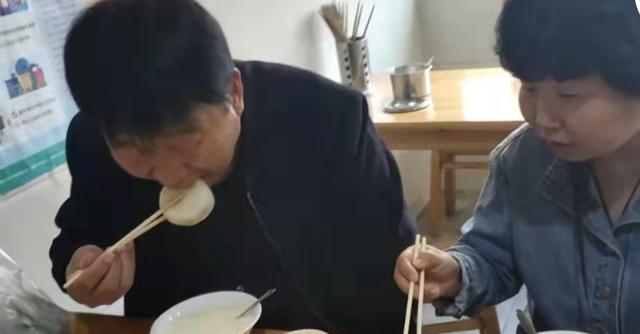 杜新枝|又在摆拍?杜新枝郭爸现身早餐店,动作生硬再引质疑