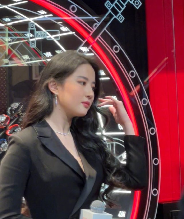 穿衣搭配|刘亦菲胖了反而更美！生图状态赢过精修图，穿黑西装变身霸气总裁