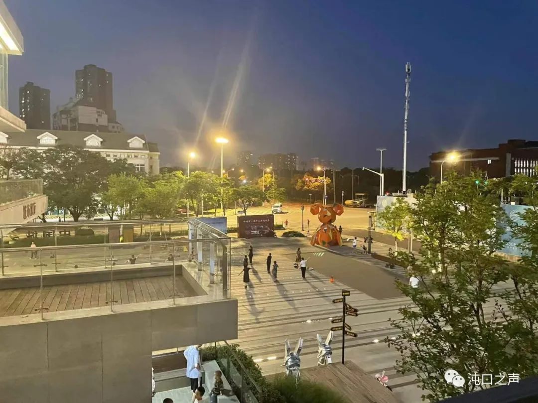 沌口街头多了很多“卡通雕塑”