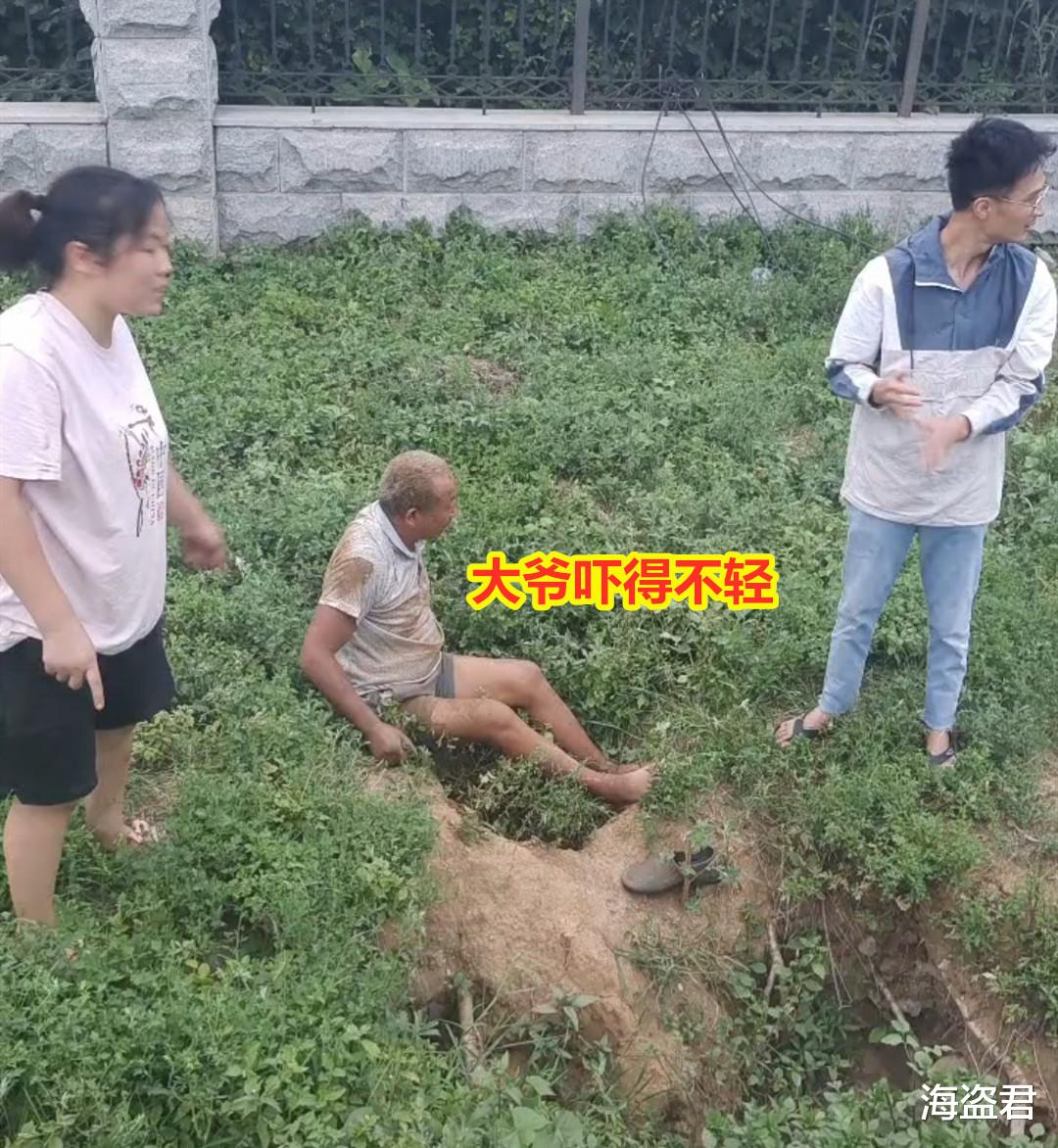 女子发现草地“长出”一双脚,不放心拔拔看,没想到拔出一个大爷