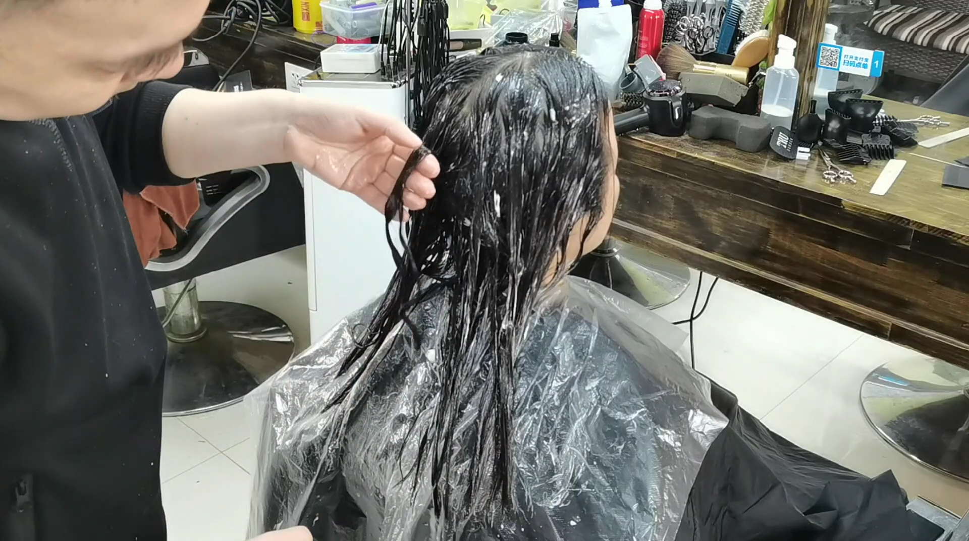 烫发 软化头发时,发梢都快“绵了”,发根还没软化好怎么办?