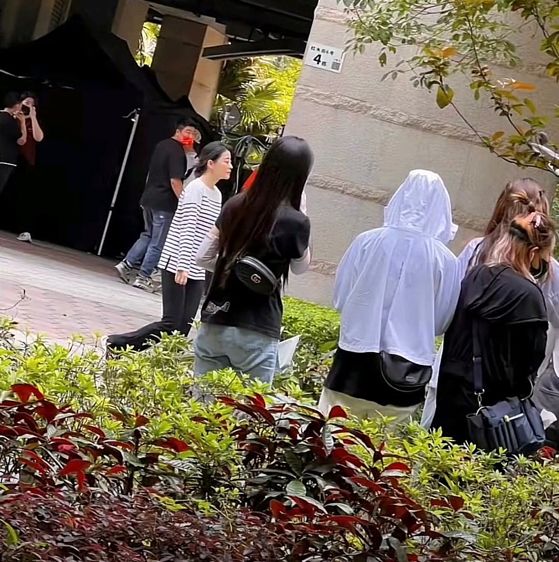 梅婷|深圳：46岁梅婷在街上拍戏，肤白貌美身材曼妙，搭档是同龄人黄渤