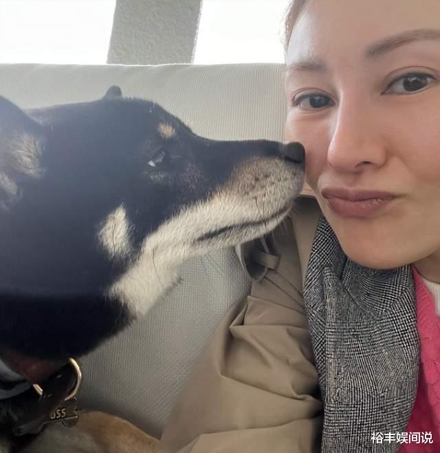 李嘉欣|李嘉欣罕有分享素颜近照,嘟嘴卖萌仍显可爱,年过五旬仍不见老态