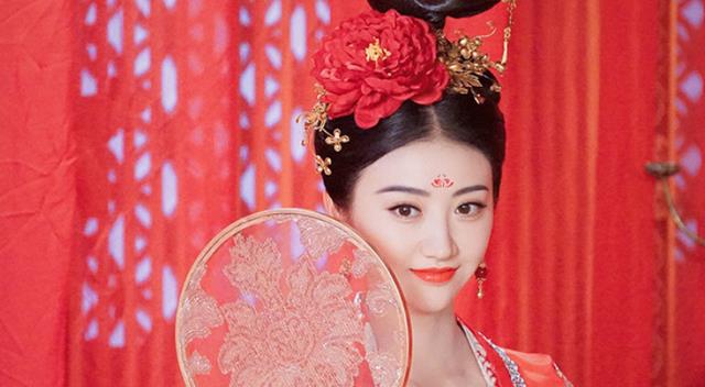 周家怡|“人间富贵花”景甜：内娱最听话的女明星，与张继科分手后渴望爱情