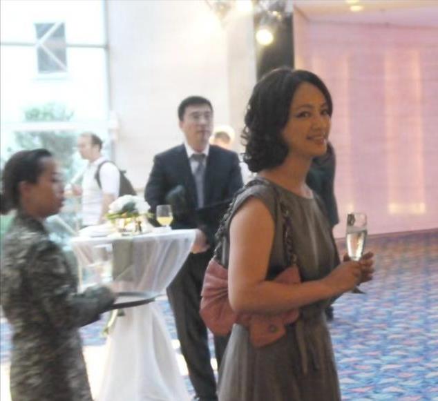 发型 罗海琼夫妇合体，富豪老公高大但不帅，她被发型拖累太老气