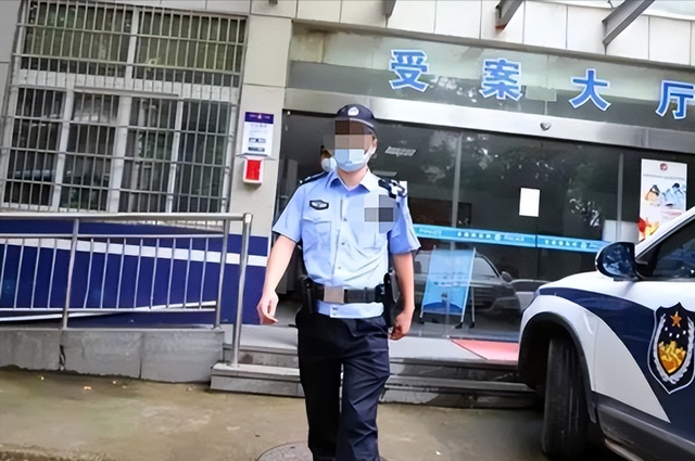回顾年轻男老板与五旬大妈奔现,荒唐过后偷拍照片要挟:还想再约