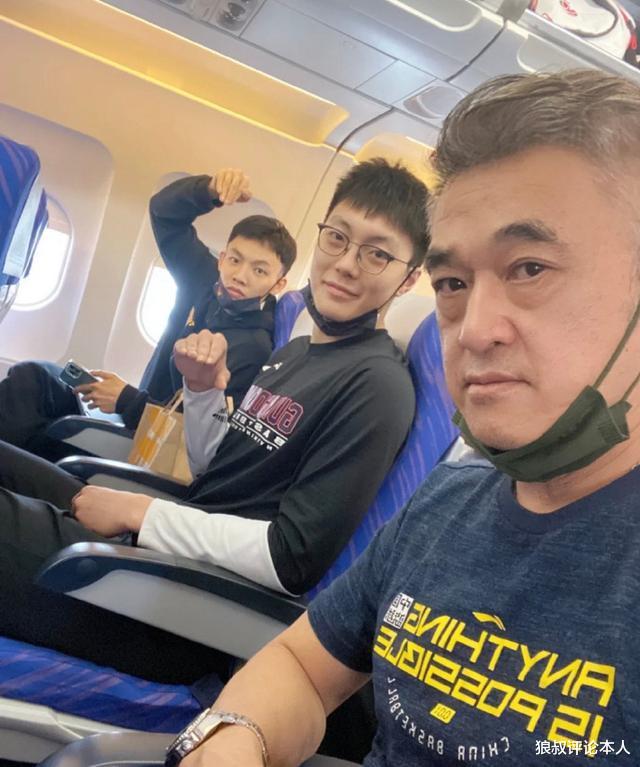 广东男篮|广东宏远包机出发南昌，胡明轩+徐杰搞怪联动，易建联无大碍