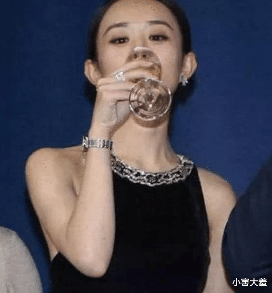 赵丽颖|“农村土妹”赵丽颖：因喝水姿势不对被黑多年，节目中溺水无人救