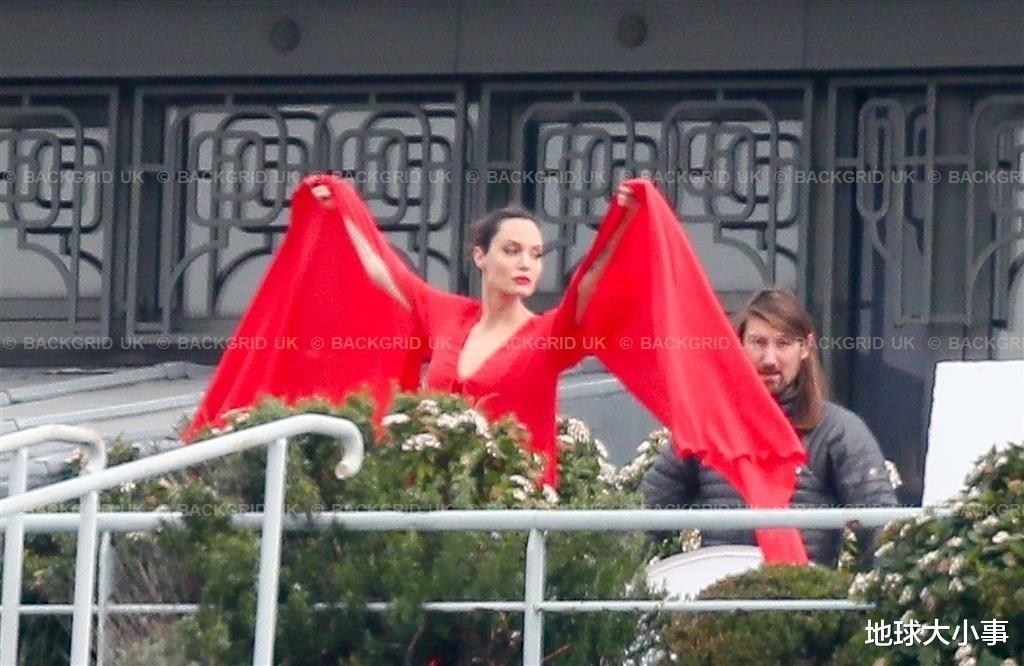 安吉丽娜·朱莉|安吉丽娜朱莉换上亮红礼服不俗气，庭院中优雅舞动：最美红衣女神