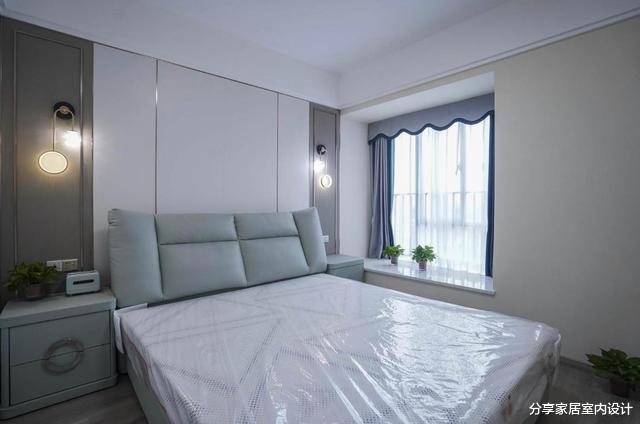 他家103平新房,墙面贴瓷砖很耐脏,厨房门两侧打柜子很实用!