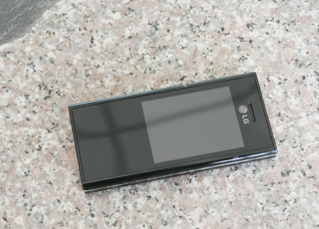 |LG bl20e，黑红的配色很经典，可当备用机使用