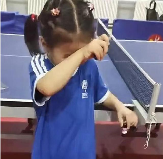 王楠|王楠女儿生病喝药,富豪老爸心疼到吃不下饭,对儿子却是咣咣两脚