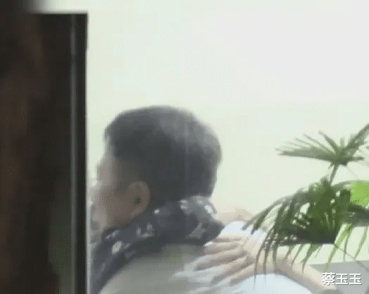 董洁|董洁新恋情疑曝光，同样王大治颜值，同样的没有拉窗帘！