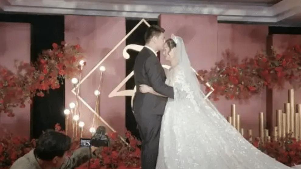 张颖颖|朱小伟婚宴厅曝出！房顶挂满鲜花很豪华隆重，陈亚男妈妈表示后悔