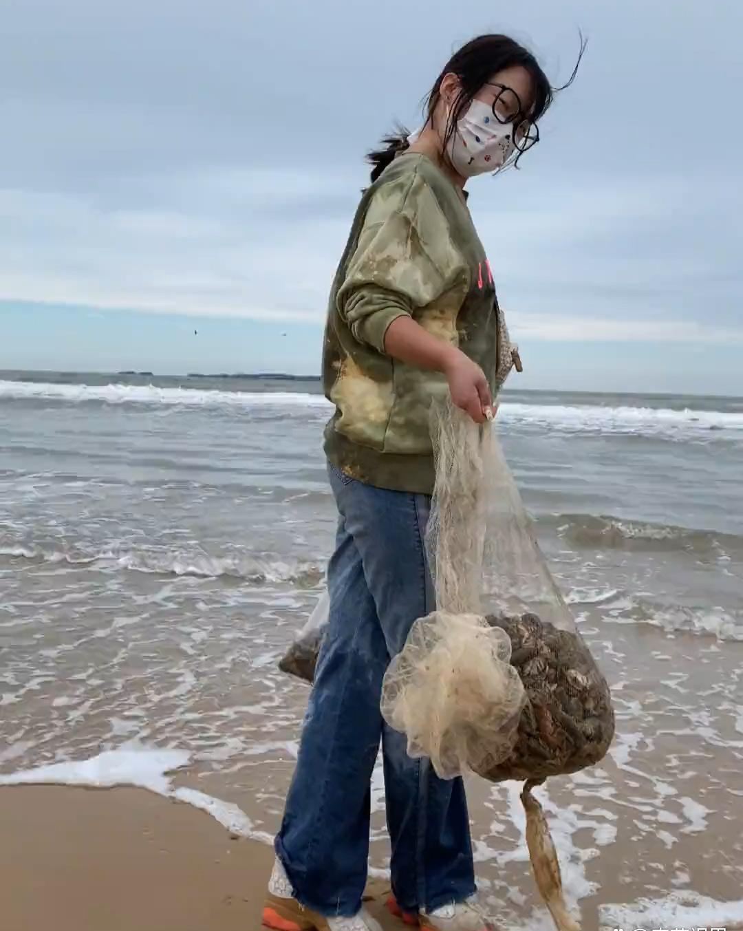 海鲜自由!烟台女子路过海滩发现遍地是虾,开开心心捡了30斤回家