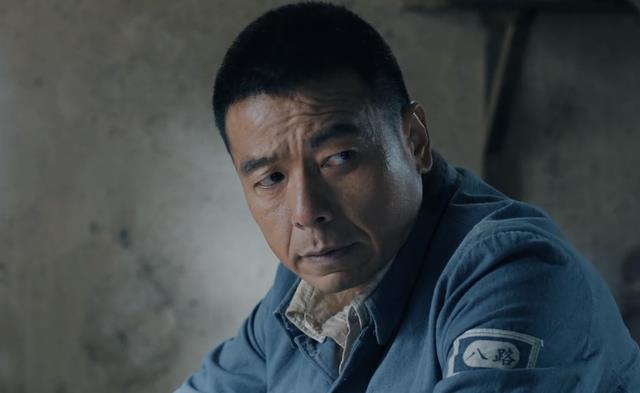 李云龙|电影版亮剑上映，李云龙穿白袜子白衬衫，秀琴描眉抹粉不像村姑