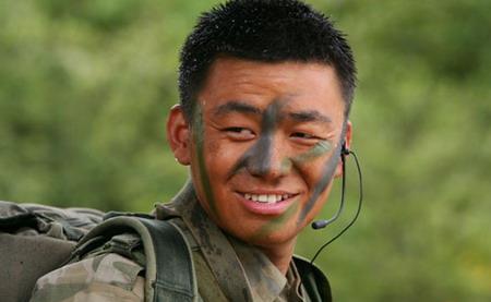 王宝强|40岁王宝强大变样！穿白衬衫戴细框眼镜太斯文，神似汪小菲有内涵