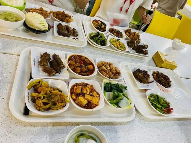 Selina|00后整顿职场?你还真信