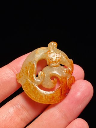 和田玉籽料|清代 和田玉籽料白玉 枣红皮 咬尾龙 玉珮
