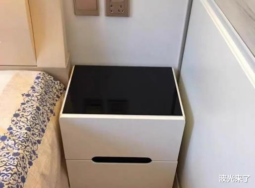 装修还买传统床头柜吗？早就过时了，现在年轻人都流行这样装