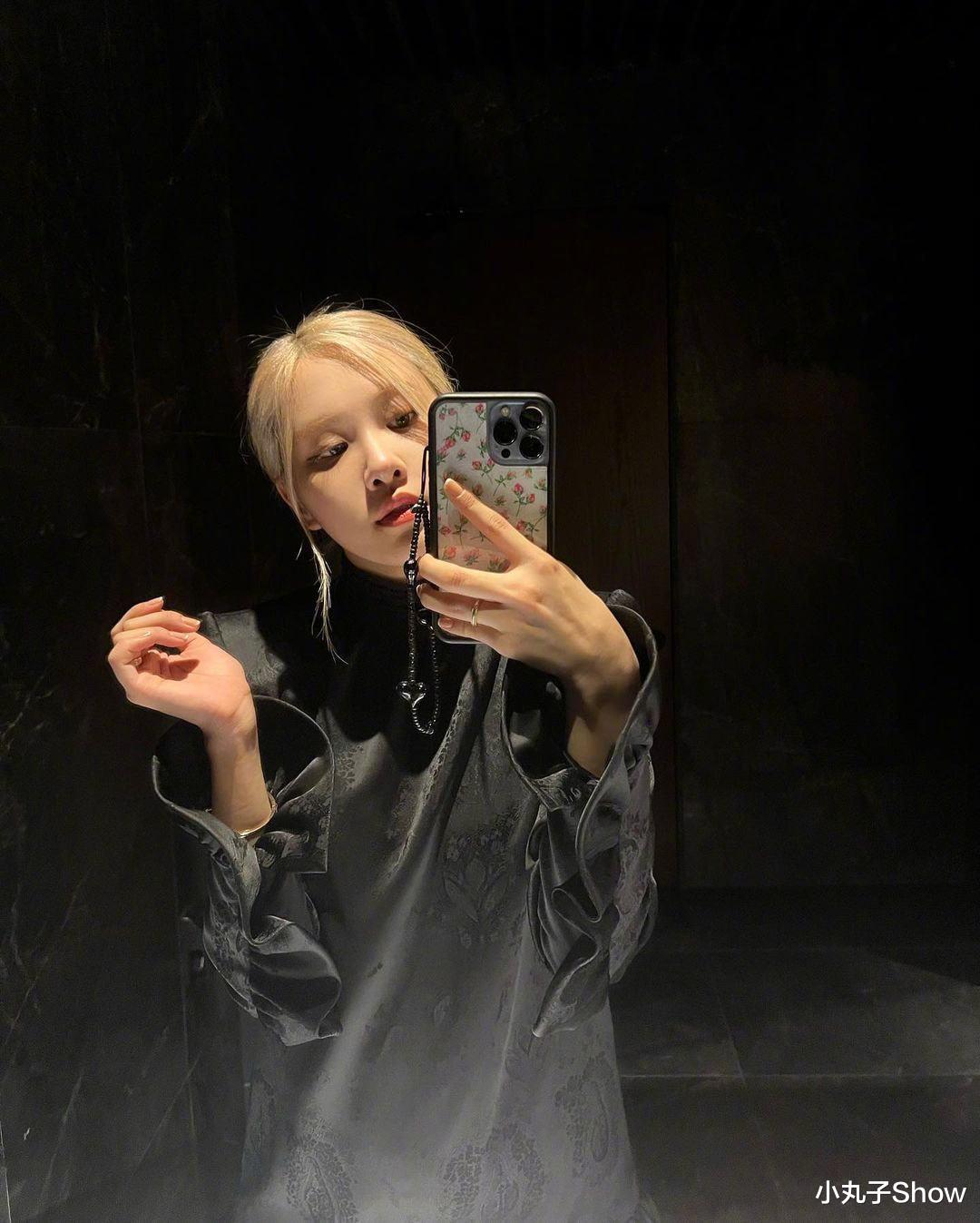 欧美明星|给粉丝发福利!ROSé朴彩英晒性感自拍,公主裙也能秀白皙漫画腿