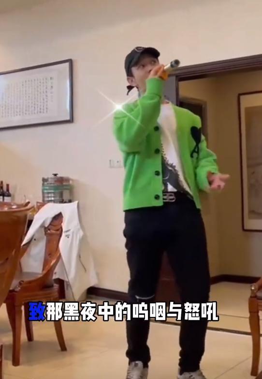 黄晓明|黄晓明:表孝心,在青岛邀请七大姑八大姨到饭店一边吃饭一边K歌