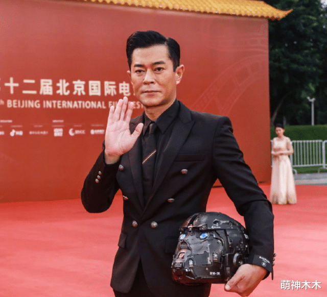 陈都灵|北影节红毯：张天爱直角肩抢镜，李宇春内搭长裙，陈都灵晕妆了