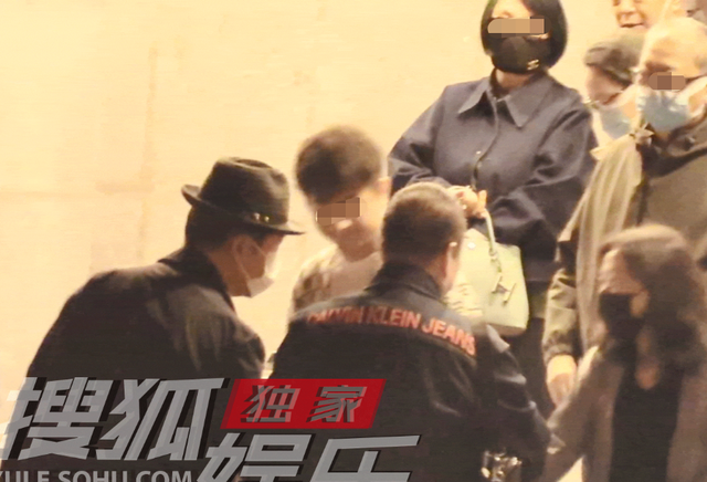 张国立|67岁张国立与友人聚会被拍!头戴礼帽握手热聊,走路前倾身形佝偻