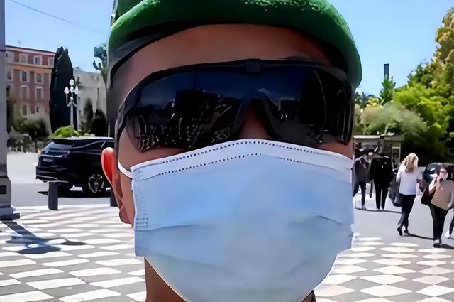 “半只狐狸”连麦二驴，透露直播两个月，已赚120万，网友：暴利