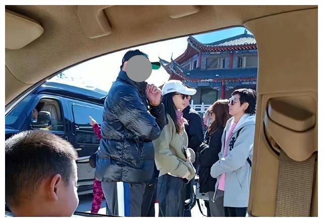 黄晓明|港媒曝黄晓明携新欢去丹东求姻缘，女伴身份曝光，和杨颖复合无望