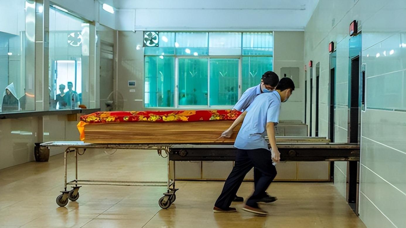 殡仪馆火化女尸：眼睛突然动了，捡回一条命，11年后回来报恩