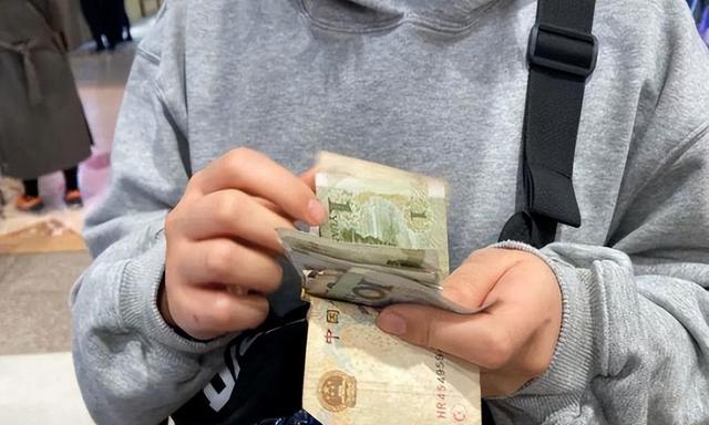 移动支付|为什么越来越多的年轻人开始重新使用现金了?这说明了什么问题?