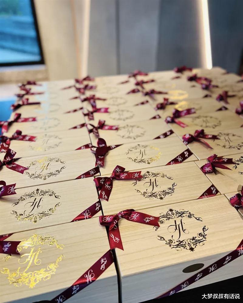 昆凌|小孩刚满月！昆凌“产后激瘦”首晒全身照，窄裙炸惊人曲线