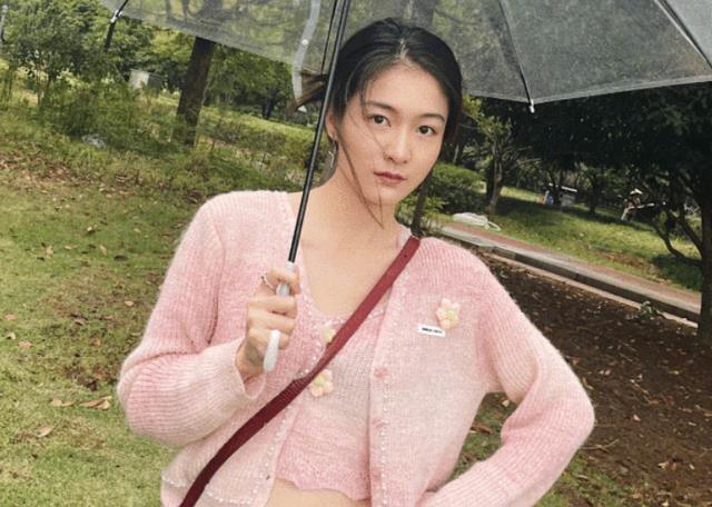 张雪迎|张雪迎和张含韵同台演出,网友对待其态度截然不同,原因很现实