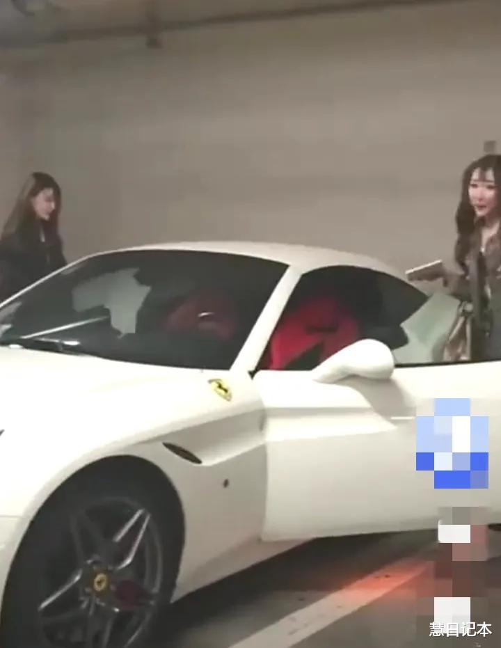 秦奋|富二代秦奋和亲妹妹秦卓君合影,看的到秦奋的身高只比妹妹高一点