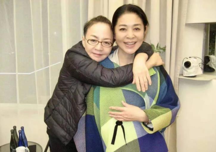 倪萍|当年倪萍半夜敲冯小刚家门，一声跪下：帮帮姐吧，姐给你磕头了