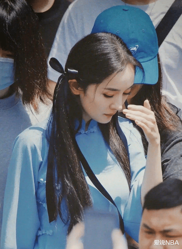 发型 辣妈弄啥发型最合适?杨幂亲身示范减龄发型,直接照搬就可以了