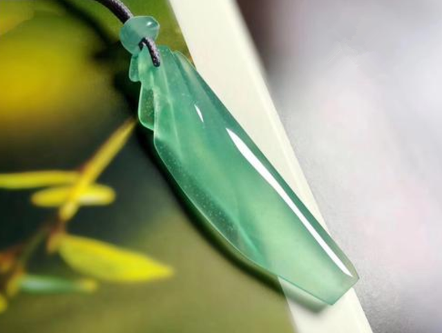 翡翠|随形翡翠是边角料，压根不值钱？殊不知它的价值在于不可复制