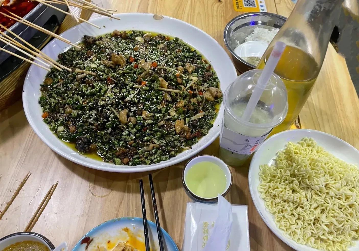 广州姑娘来重庆见网友,不满意对方请她吃大排档,结果是自己错了