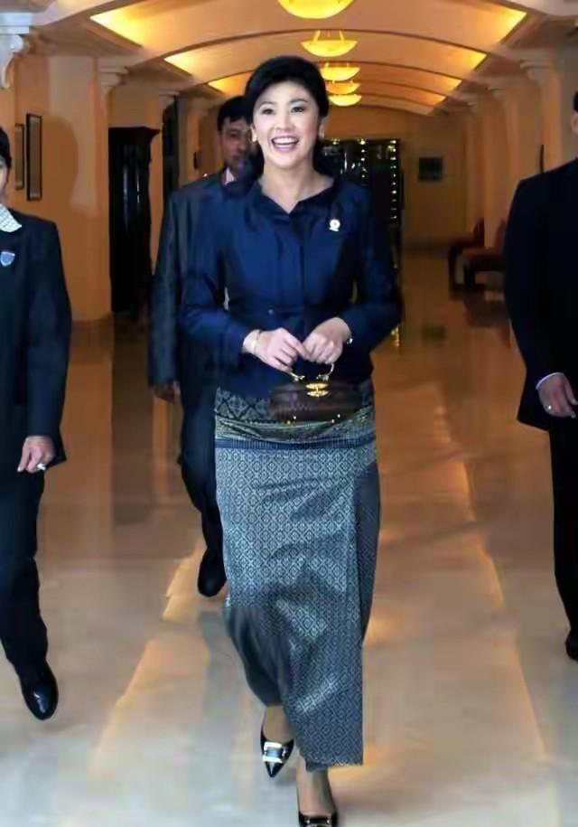 穿衣搭配 泰国前首相英拉越老越美，穿套装干练大气，中年阿姨也好有魅力