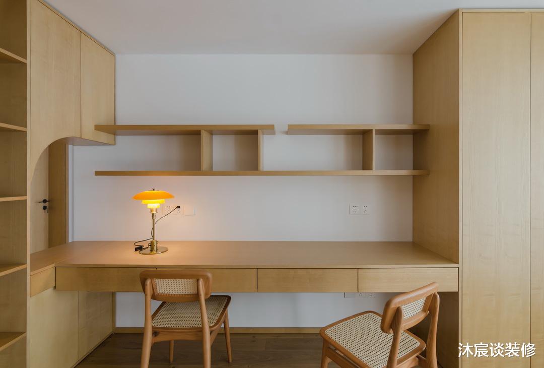 “穷装修”又赢了,他家用大白墙搭配原木家具,轻松打造清爽的家