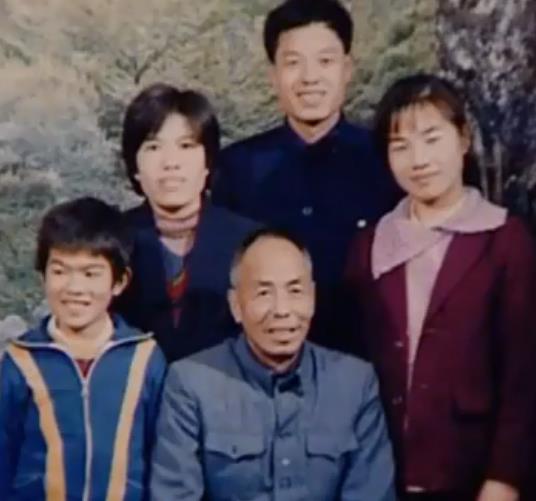 94年父亲身价百万抛妻弃子,如今儿子身价上亿,父亲拉横幅逼相认
