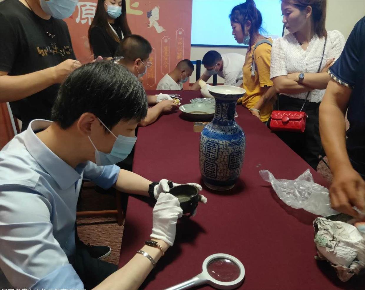 中年妇女带名画鉴宝,专家都认为是赝品,女子:可知我父亲是谁?