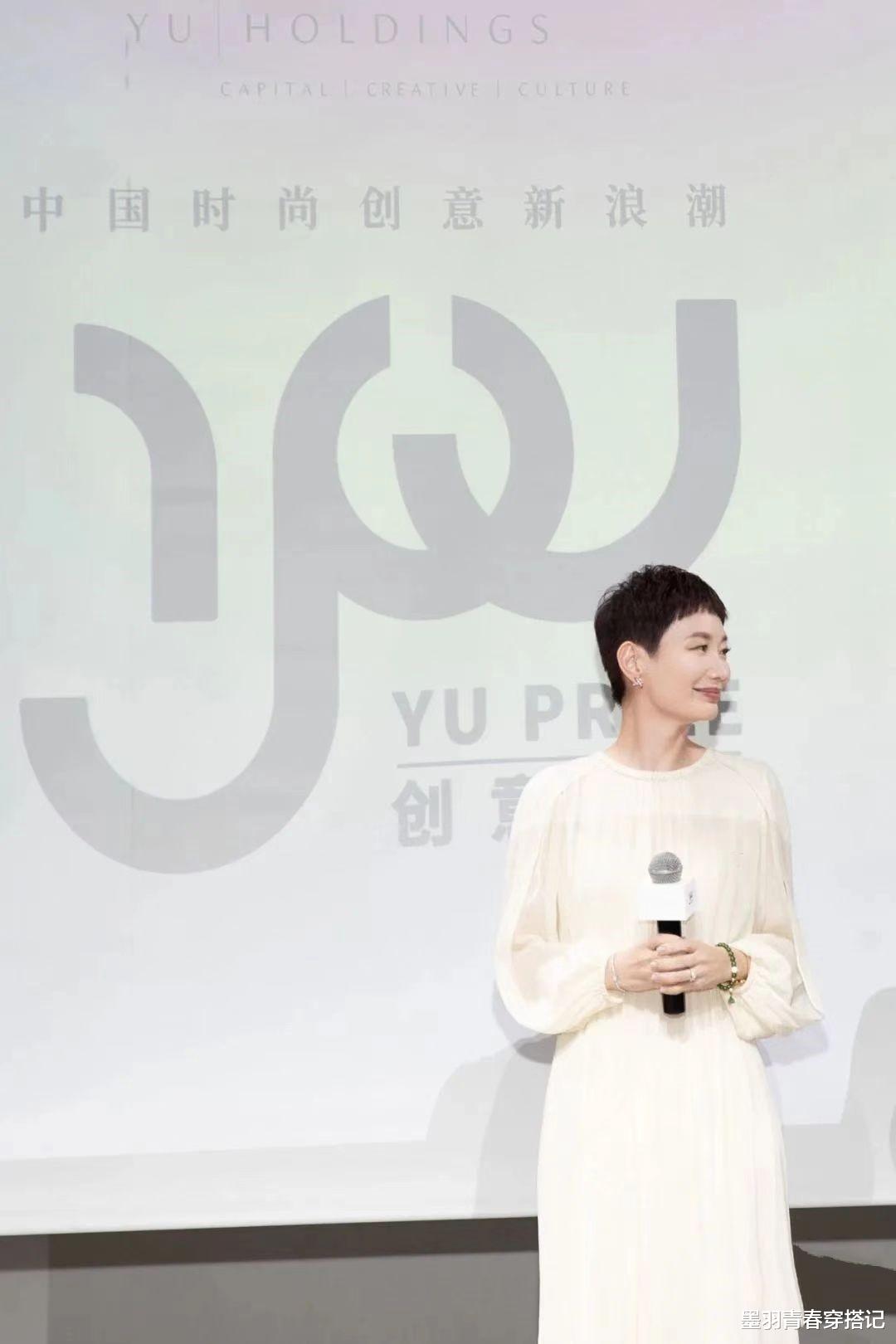 穿衣搭配 她被称为最优雅主编，年过50一头短发，打扮得体大方又舒服