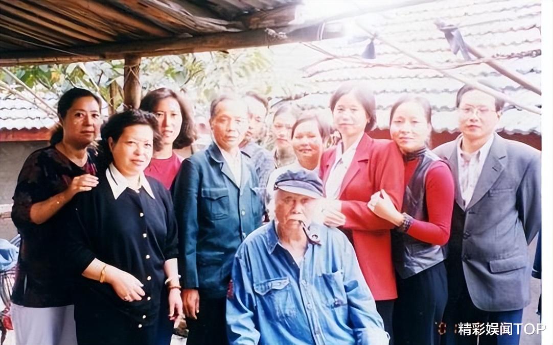 成龙|2013年,成龙回安徽老家认祖归宗,却只在穷大哥家逗留了十多分钟
